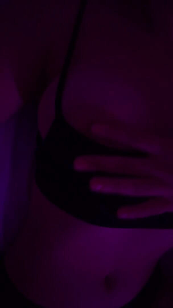 Anjelika Grey: Hot girl shows body