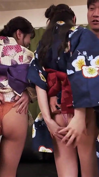 Nach dem Festival gibt es eine wilde Party zu hause mit Mädchen in Kimono! Ist es okay, ihren kimono zu lockern