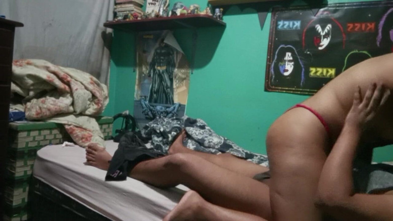 BigassMILF40: Milf neukt de cuckold van haar man als een hoer...