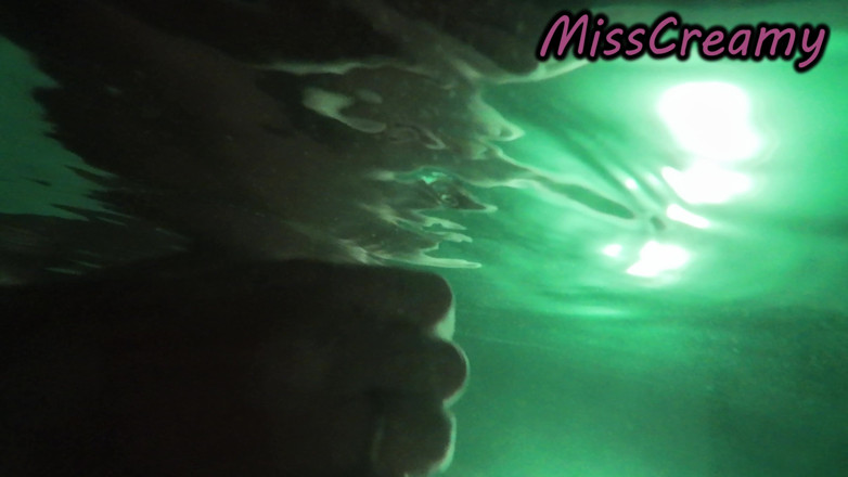 Miss Creamy: โชว์ควยต่อหน้าครูในสระว่ายน้ําสาธารณะและช่วยฉันช่วยตัวเองเสี่ยงมาก