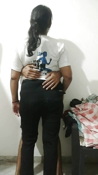 Bindass_Bhabhi: Indická Desi Bhabhi zavolala sousedovi kamarádovi domů, zatímco její manžel...