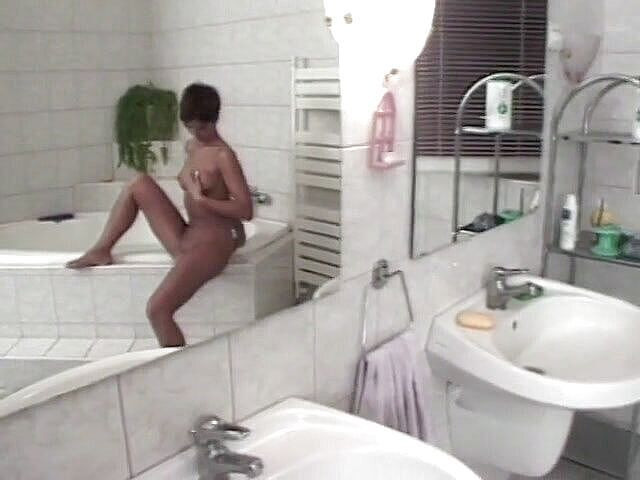 Solo Sensations: Jalang berahi memuaskan pepek basahnya dalam tab mandi