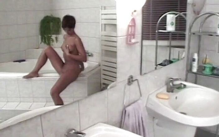 Solo Sensations: Wellustige teef bevredigt haar natte kut in bad
