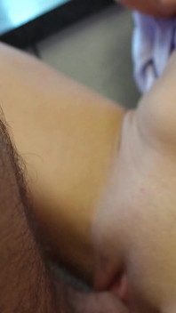 Liten storlek hotwife blev grovt knullad av make vän i köket!