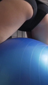 Fit milf em saia esportiva provoca bunda apertada na bola de exercício