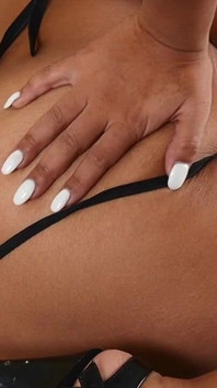 Amatir Asia melucuti bikini thong seksi dan mengekspos pantatnya