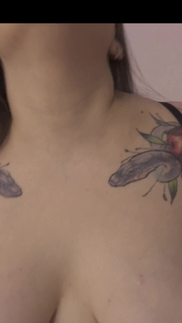 Polly Sweet: मेरे स्तनों को देखो!