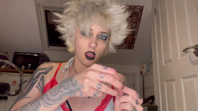 Glitterqueen1999: Drobný muž se vplíží do vody sester