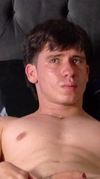 Bărbat latino e gol pe pat și își arată fundul