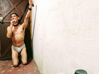 Raba erre elle: Raba erre: genç bir adam güzel orgazmla büyücülerin büyüsünü bozuyor