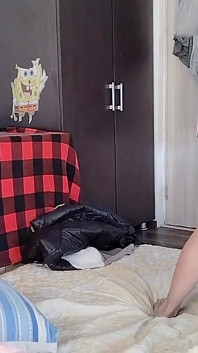 옷을 입고 자르는 것을 즐기는 아마추어 마누라.