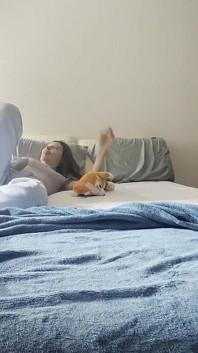 Kawan baik mengajar saya cara menghisap pepek dan orgasme