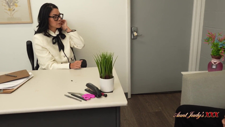 Aunt Judy's XXX: Mature Boss Lady Dana Vespoli Seduces Her New Employee