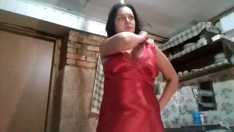 Sexy Milf: Full big glass of piss after long despeartion