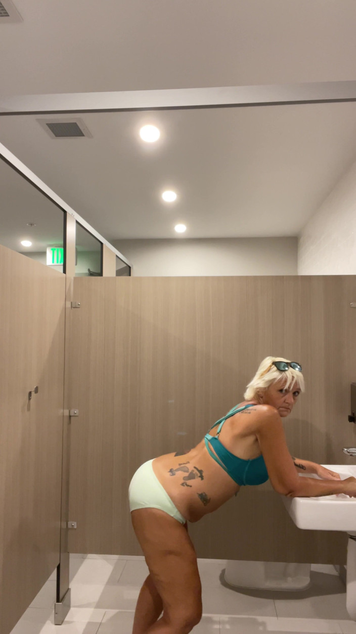 Greek Goddess Steph: Aku pengen kencing, awalnya muasin memek sempitku duluan