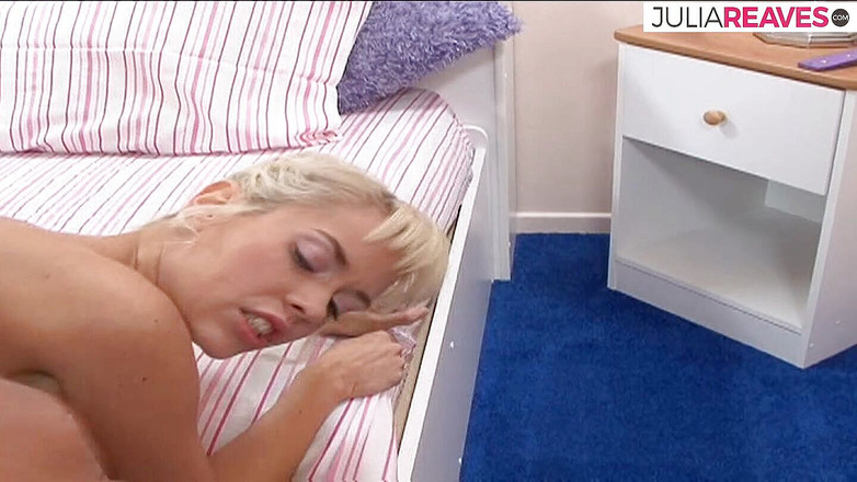 Date your Dreamgirl: O fată blondă suge o pulă uriașă, apoi o călărește...