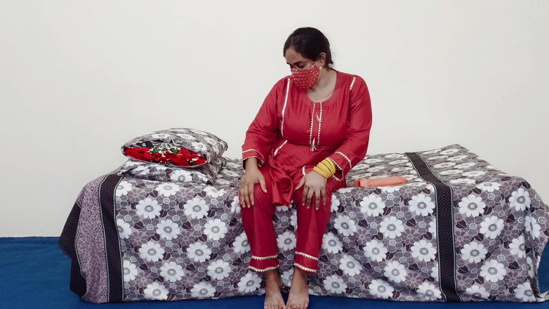 Raju Indian porn: Desi hete vrouw met natuurlijke tieten rijdend op een dildo