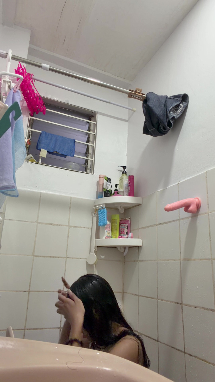 Alora: Bana katılmak isteyen dildo ile duş eğlencesi
