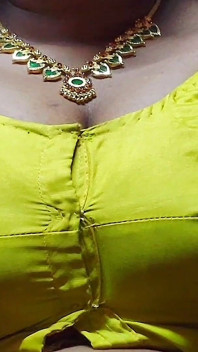 Tia seduziu seu namorado com seus peitos