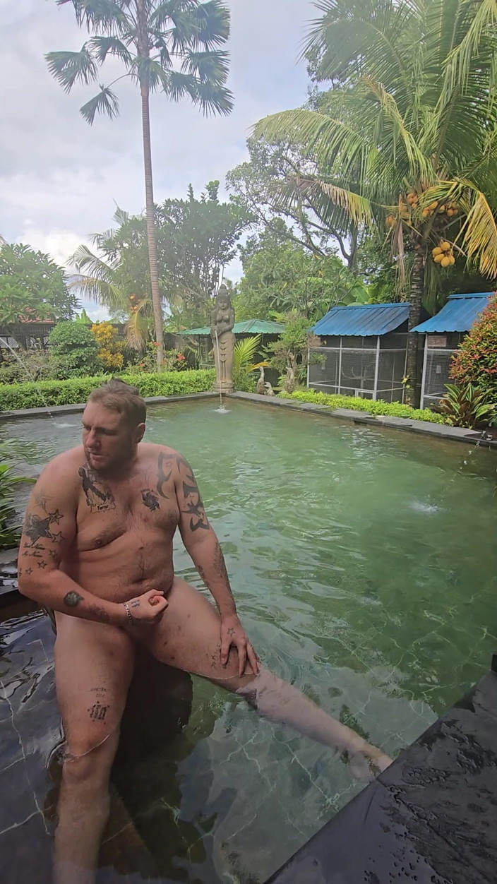 Jimbob Star GAY: Jimbob se masturbează în piscină