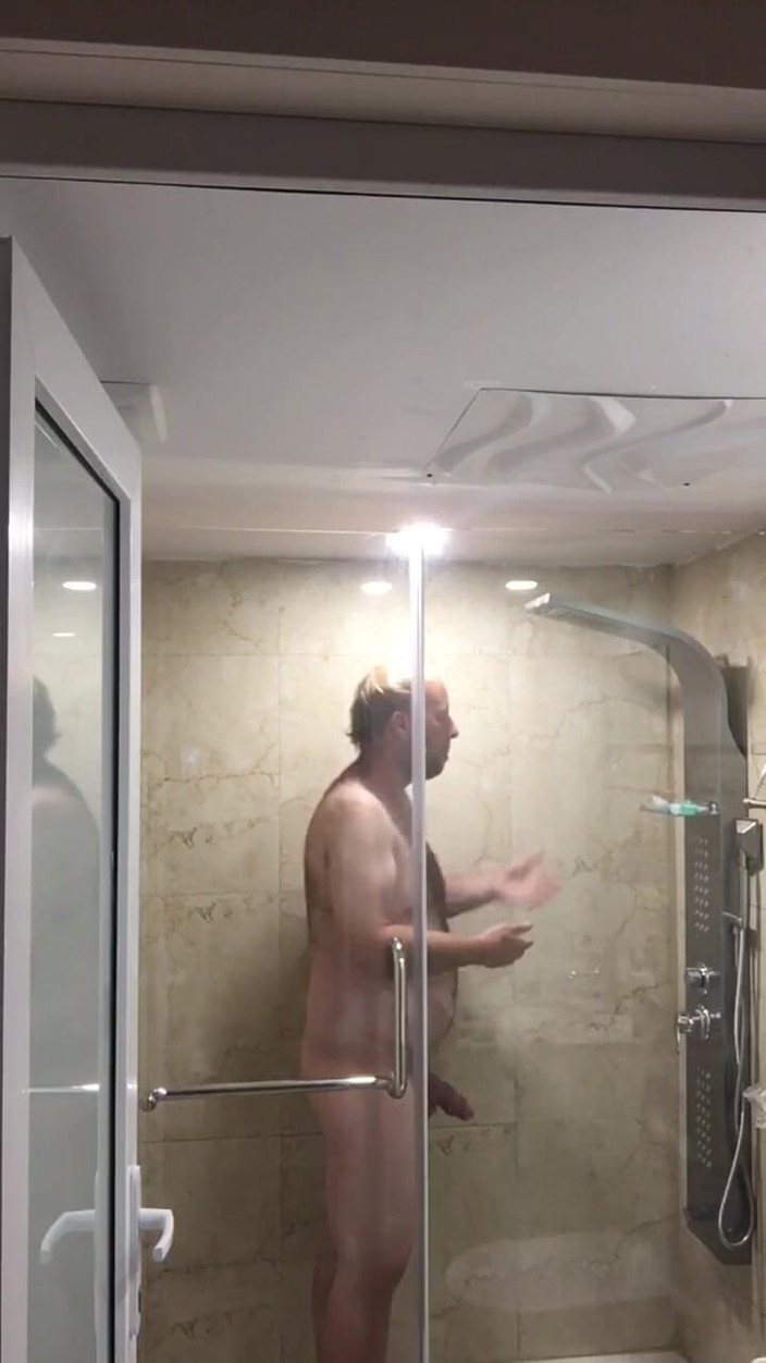 Bigwhitecock: Plezier onder de douche