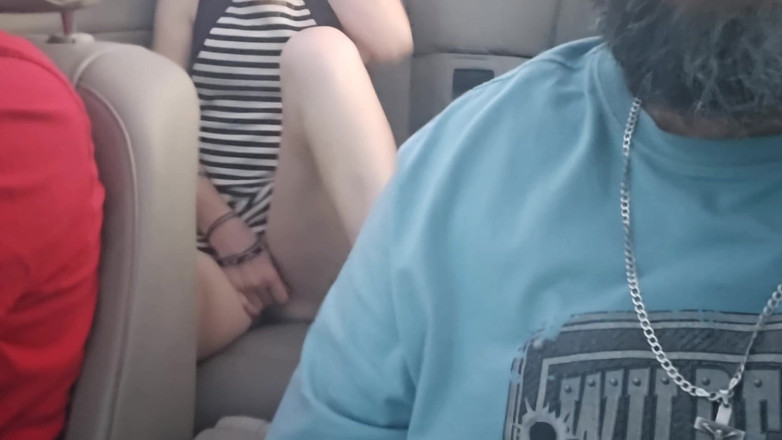 Sparowdox: ホットな青い目のブロンドのディルドがコンバーチブルの後部座席でセックス