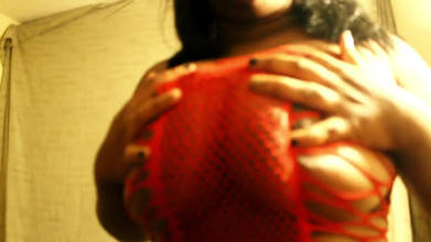 Exclusive Dirty Diana: Awek hitam dengan pakaian jala merah menghisap batang yang baik