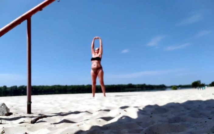 Lukerya: Marcher à la plage à travers le parc