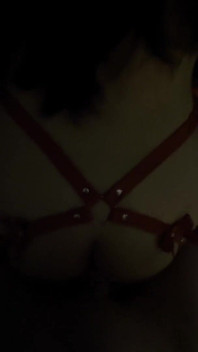 Sex pasional pe la spate la fereastra hotelului, costum din piele