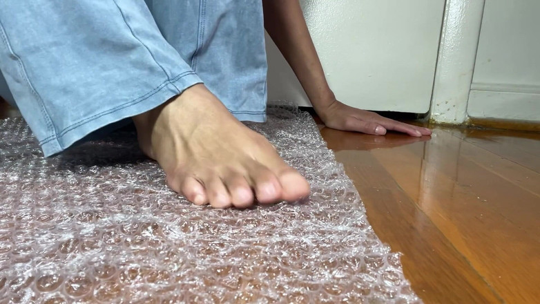 Pink Foxx: Pink Foxx Pops Bubble Wrap cu picioarele