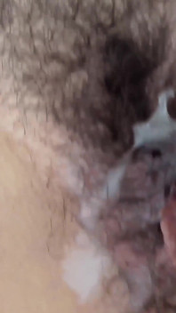 操我的小穴并深深地喷出你的精液！