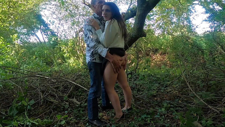Eye Candy Official: Seks di luar ruangan, hampir kepergok