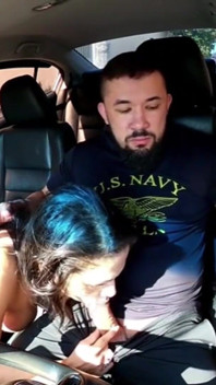 Blowjob di lalu lintas: Wanita berambut cokelat yang ditampilkan menunjukkan payudaranya dan mengisap semua yang ada di dalam mobil