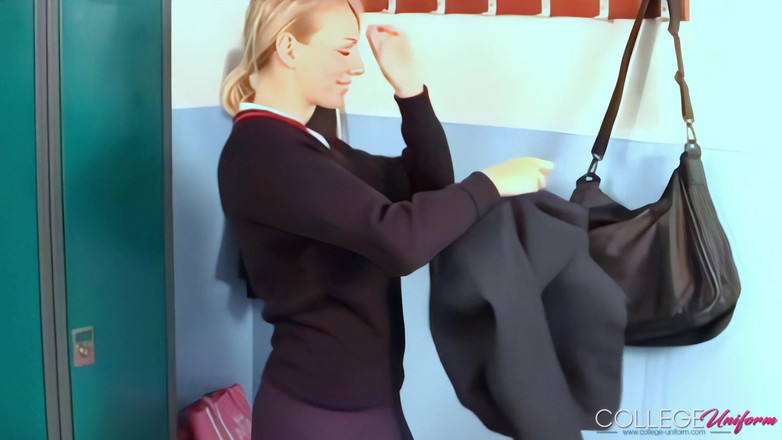 College Uniform: Îmbrăcându-se cu Hayley-Marie