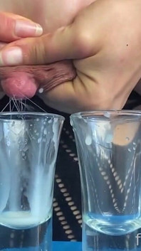 Je remplis trois lunettes de lait maternel frais de mes seins entiers