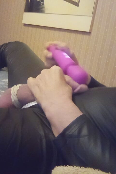 Mellissa: Mellissa si hraje se svým malým klitty a stříká na...