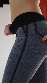 Pantaloni gri de yoga umezirea și venerarea curului