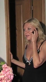 Loira Claudia Valentini leva Manuel Fantoni e ensina como foder uma milf mostrando em lingerie