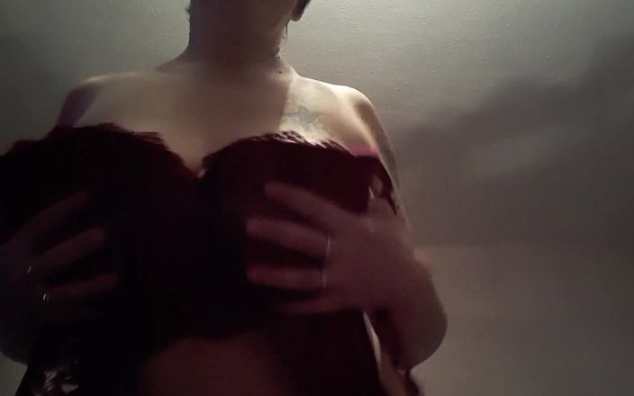 Layla Bird MILF: Un sensual clip pequeño de mí quitándome el sujetador, oh...