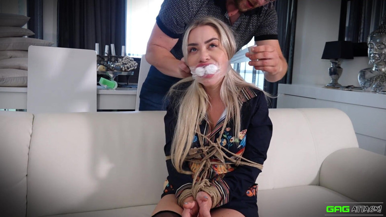Gag Attack: Aubrey - fortement attachée et plusieurs haut-le-cœur