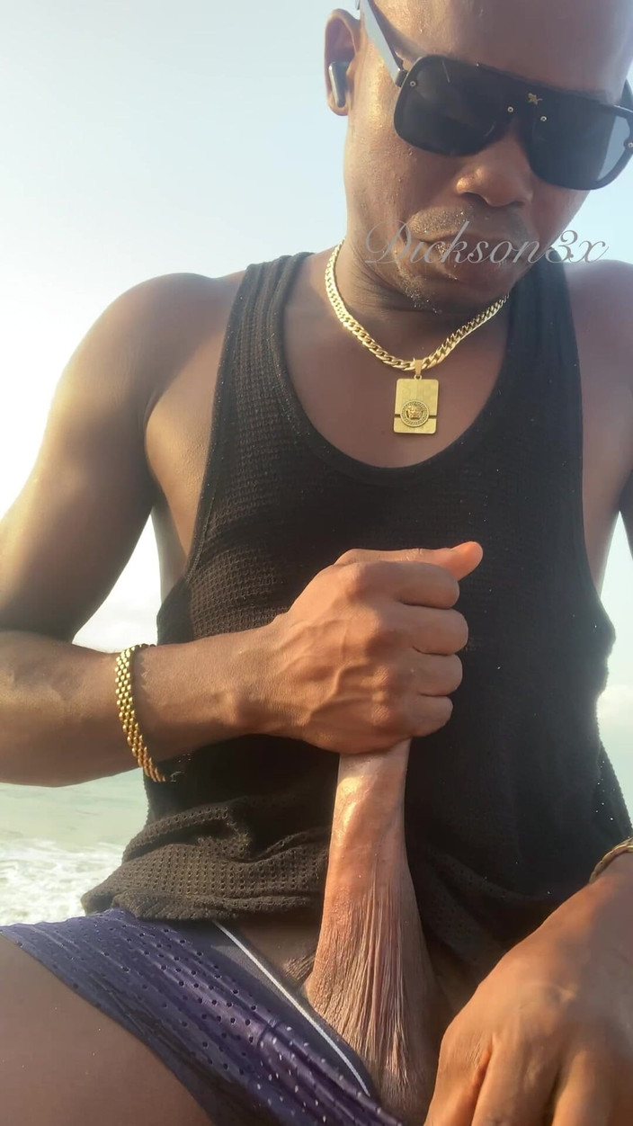 Dickass3x: Ahoj fanoušci stále baví na pláži Cotonou