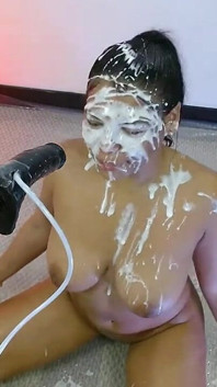 Babam ağzıma sperm patlatıyor ve keçi gırtlağımı sert sikiyor