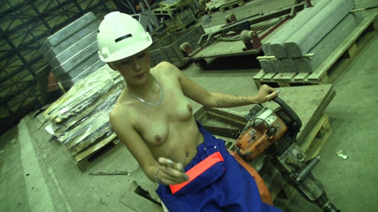 Smoke it bitch: Gagică tatuată cu piercing care își fumează țigara