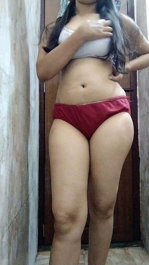 Riyathakur: Desi Mladá Bhabhi si třela tělo