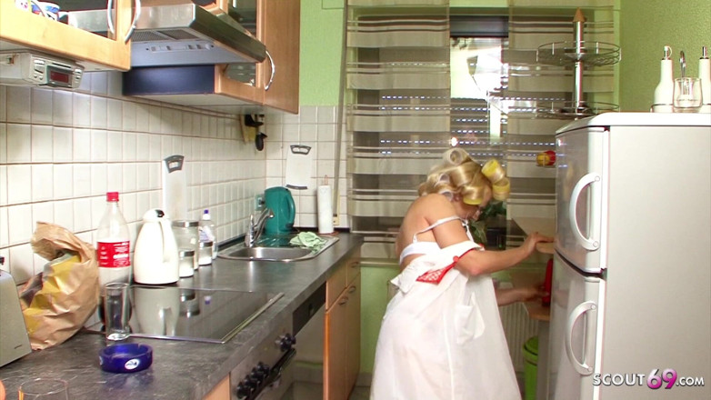 Full porn collection: La miLF vintage tedesca si masturba la figa in cucina...
