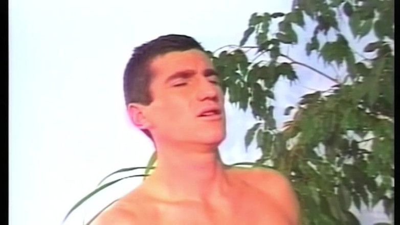 Boys boyz: Svalnatý hunks sdílejí parní zábavu bez sedla u bazénu