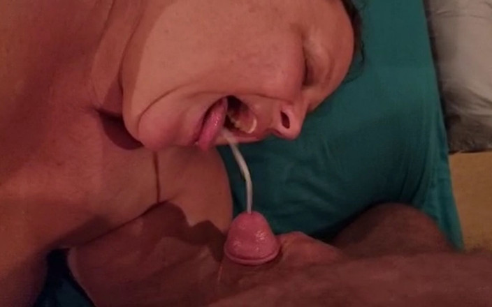 WeAreFukBunnies: Exhibitionist BBW MILf visar hur man behaga