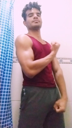 trebol_Jess: Un giovane con un ricco corpo latino e un ricco...