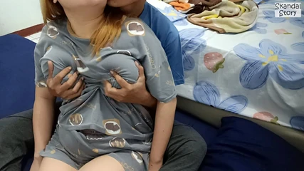 सौतेली बहन को धक्का देने के लिए बहकाना