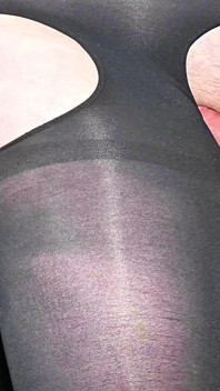 Il baise une fille avec un pic vierge à angle et lui éjacule dedans (éjaculation sur du nylon)
